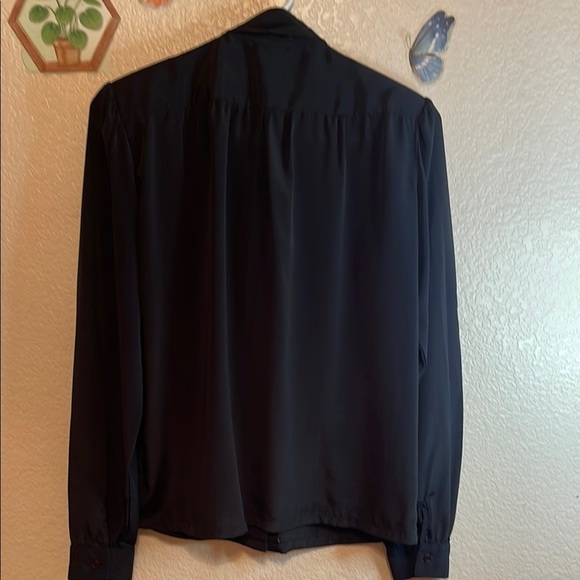 Elegant Black Blouse - Picture 7 of 9